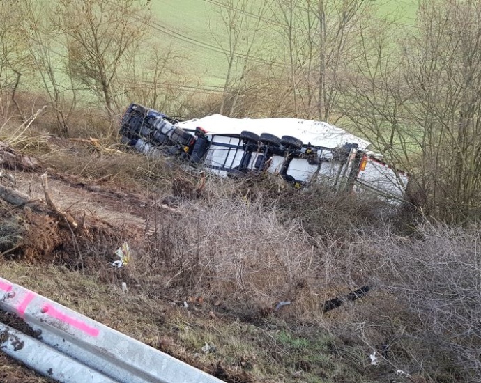 A44: LKW beladen mit Schokolade kommt von der Fahrbahn ab – Rettung aus 40 Metern Tiefe (Video)