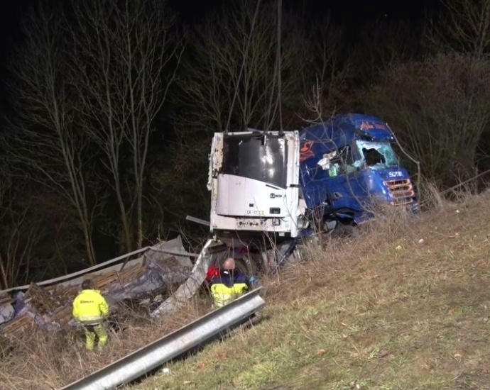 Nach LKW-Unfall auf A44 – Stundenlange Bergung in der Nacht (Video)