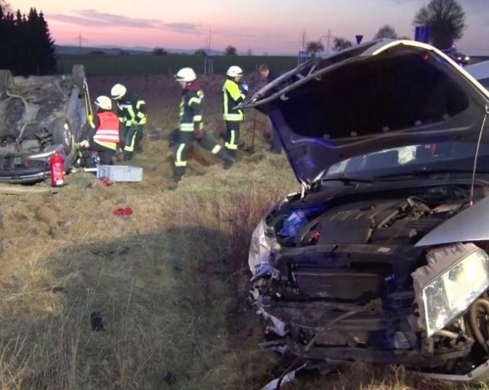 Cabrio überschlägt sich nach Unfall – Arm unter PKW eingeklemmt