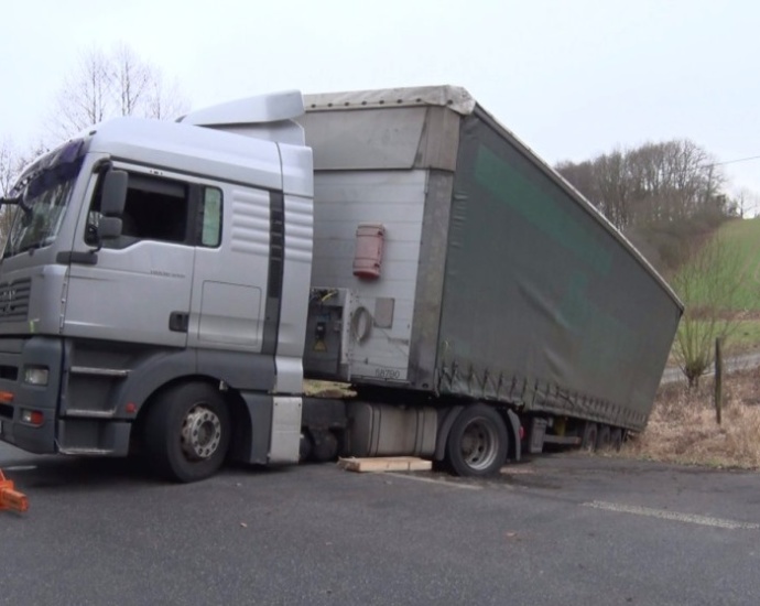 Bahnunterführung: Sattelzug landet bei Wendemanöver im Naturschutzgebiet (Video)