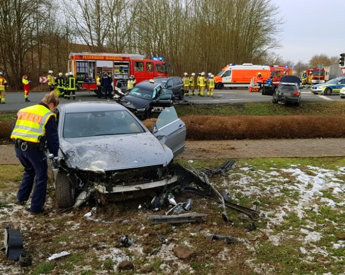 7 Verletzte bei Unfall an B7 Kreuzung in Warburg