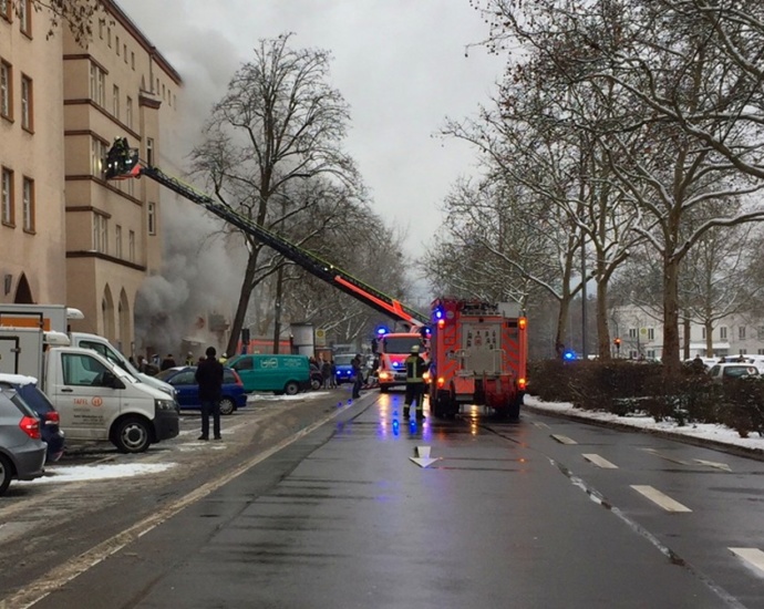 Wi: Kellerbrand in Mehrfamilienhaus – 33 Bewohner gerettet