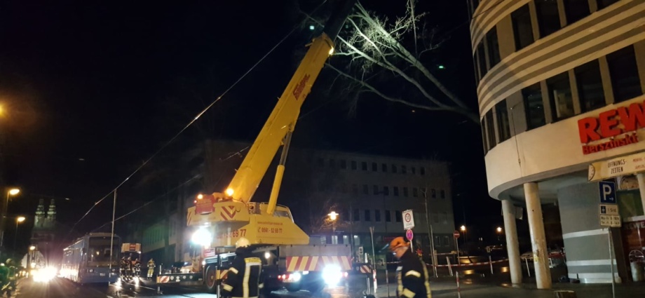 Feuerwehr im Dauereinsatz – Orkan Eberhard tobte in Nordhessen (Video)