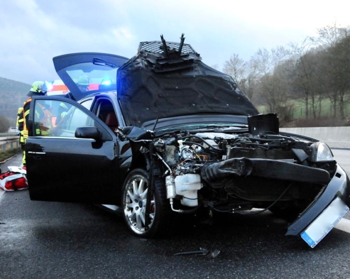 Ford mit Gasanlage auf A49 verunglückt – 4 Verletzte