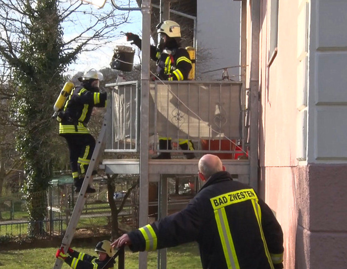 Feuerwehr rückt zum brennenden Aschenbecher aus