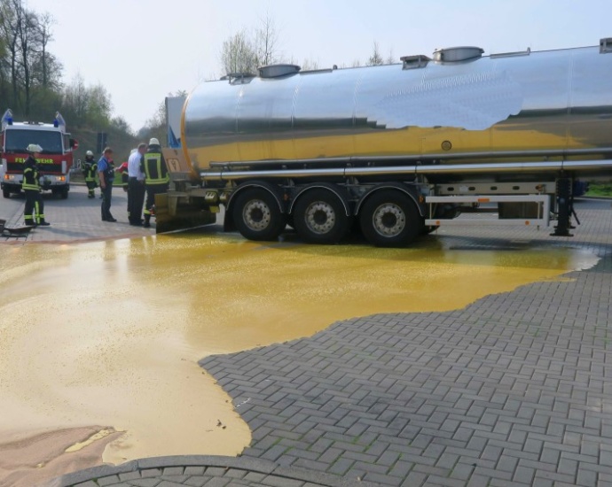 Chemische reaktion – LKW-Ladung quillt auf der A5 über