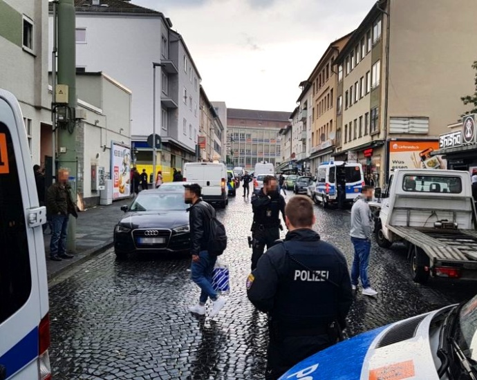 KS: Razzia in der Jägerstraße – Polizei überprüft 142 Personen