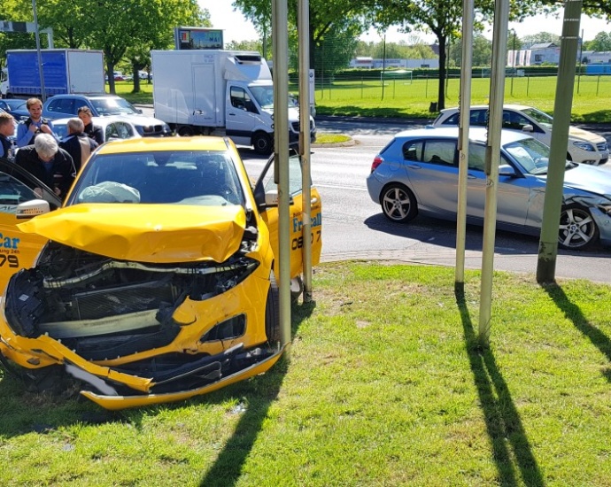 KS: Unfall auf Dresdner Straße – Fahnenmast fällt auf Neuwagen