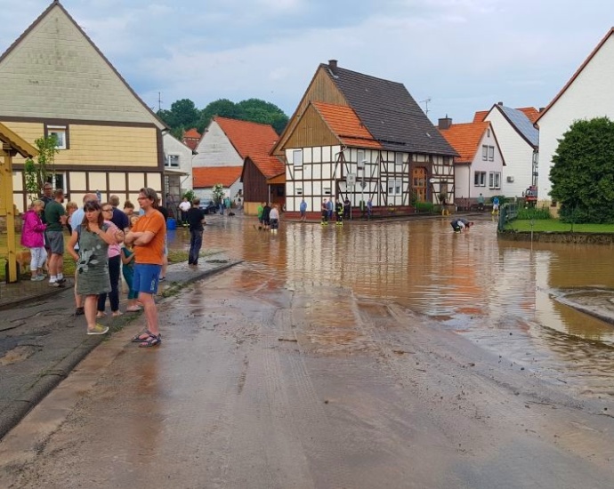 Unwetter über Gottsbüren und Oberweser – Nachbarschaft hält zusammen (Video)