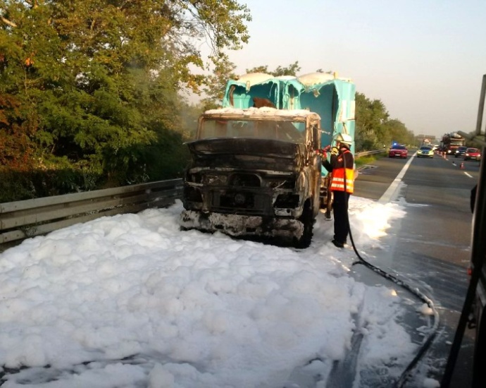 A67: Dixi-Klo LKW brannte auf Autobahn