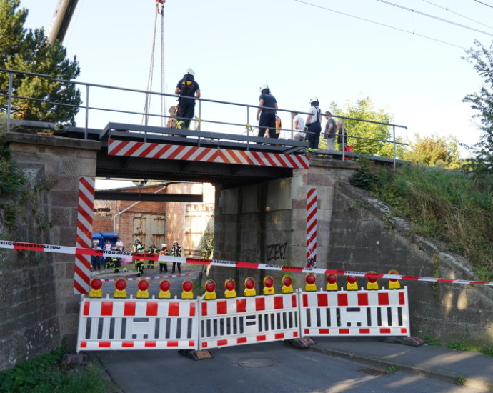 LKW gegen Brücke – Schaden und Ausmaß noch nicht absehbar (Video)