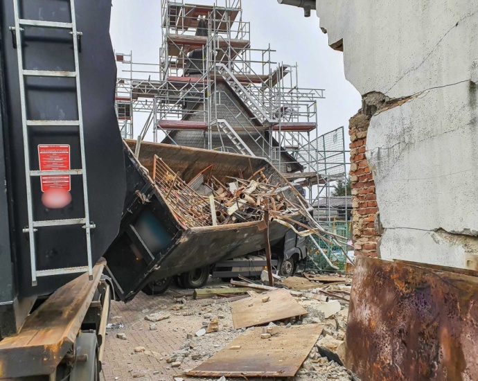 LKW streift Häuser und prallt gegen Kirchenwand