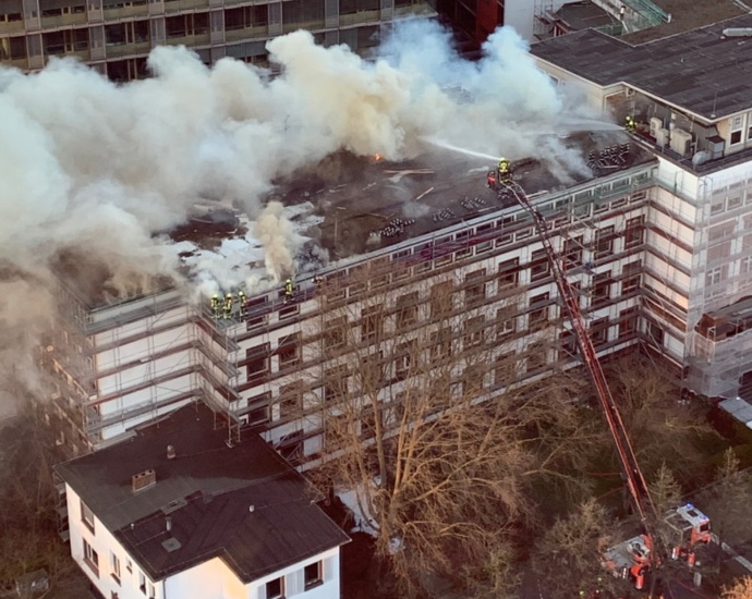 Feuer im Dachstuhl der Fachhochschule Frankfurt