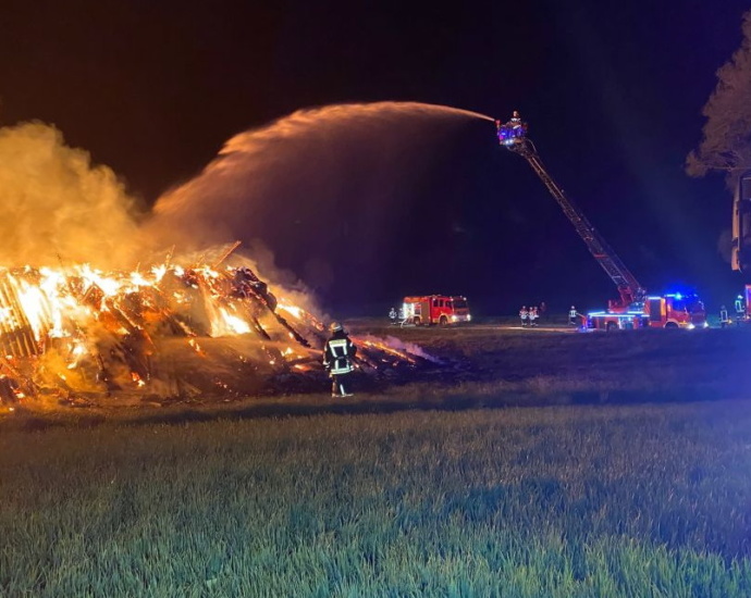 110 Einsatzkräfte bekämpften Scheunenbrand bei Ziegenhain