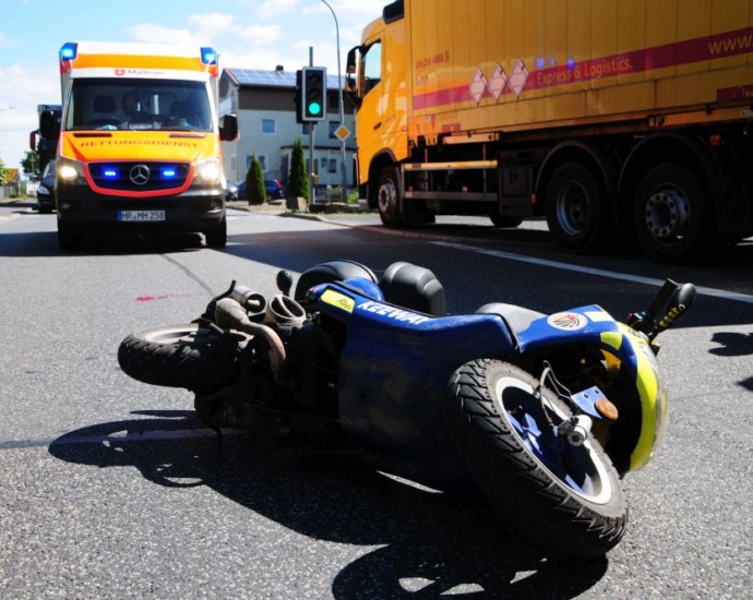 Rollerfahrer stürzt in Gilserberg