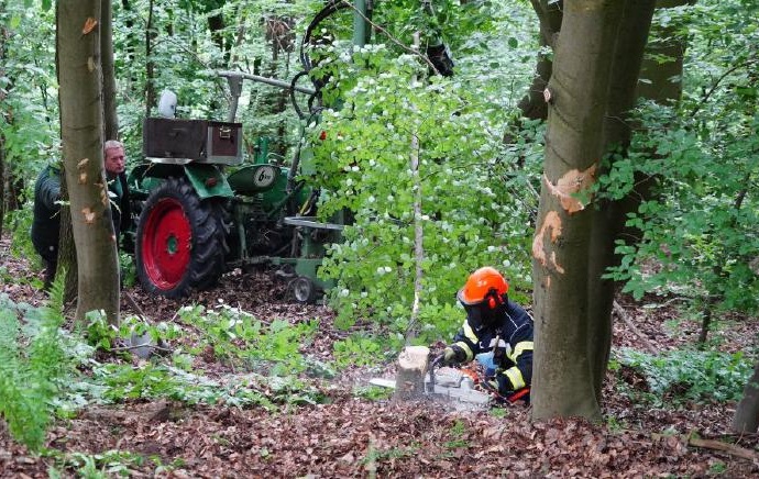 40 Meter in die Tiefe – Traktor kommt im Wald von Straße ab
