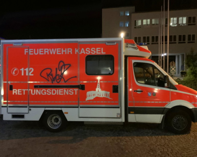 Kassel: Rettungswagen während Einsatz mit Graffiti besprüht