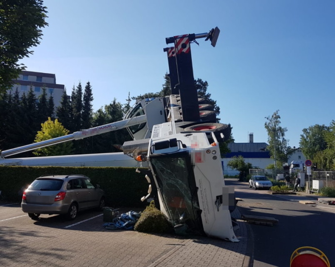 Westhessen: 160 Tonnen Baukran kippt im Wohngebiet um