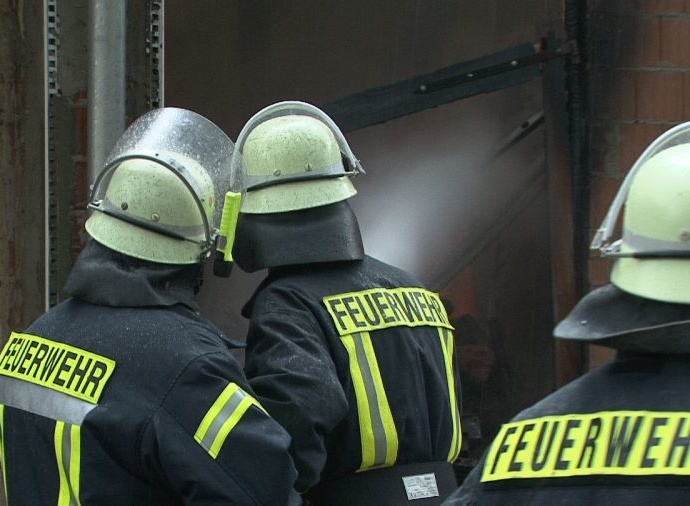 Feuerwehr rettet Tiere aus brennender Stallung in Birkenbringhausen