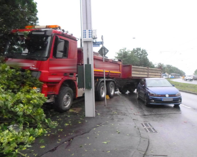 KS: Unfall mit LKW – Drei Verletzte