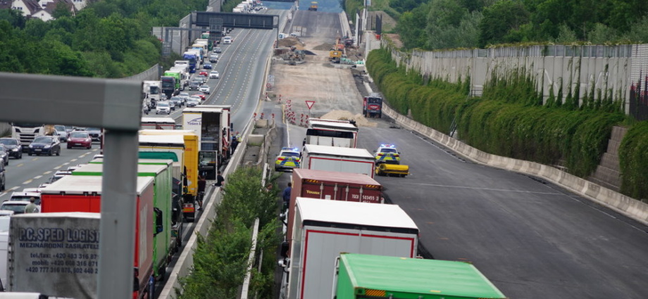 KS: Ein Schwerverletzter nach LKW-Unfall auf A7