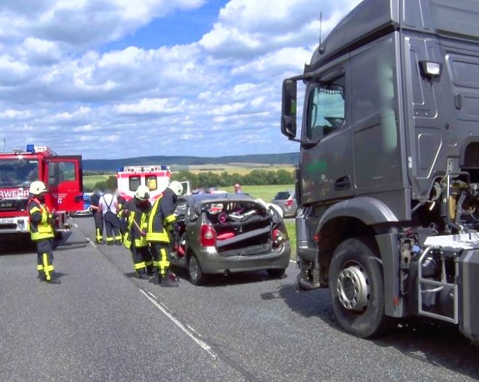 LKW Kracht ins Stauende auf der B3 bei Oberurff