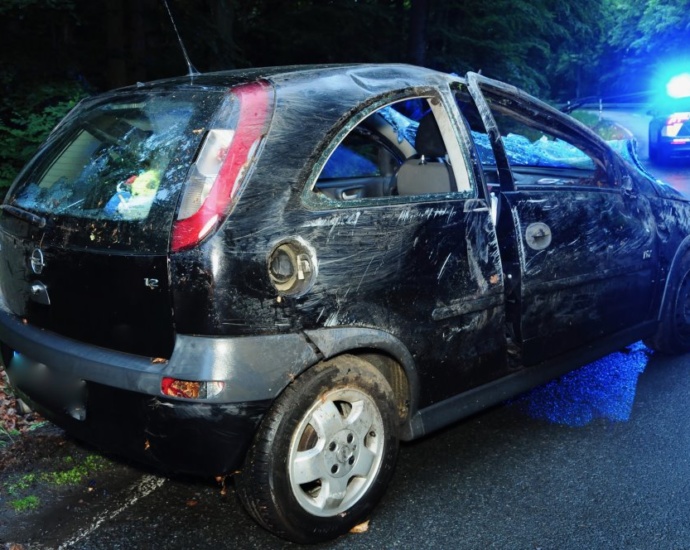 Mit Kleinwagen überschlagen – Zwei Schwerverletzte