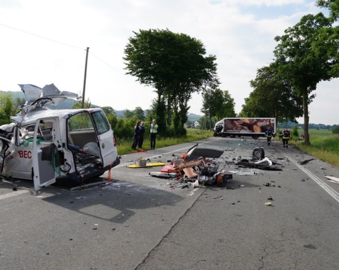 NRW: Transporter frontal in LKW – Tödlicher Unfall bei Warburg