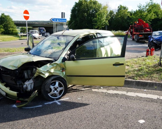 B252: Zwei Verletzte an Autobahnauffahrt zur A44