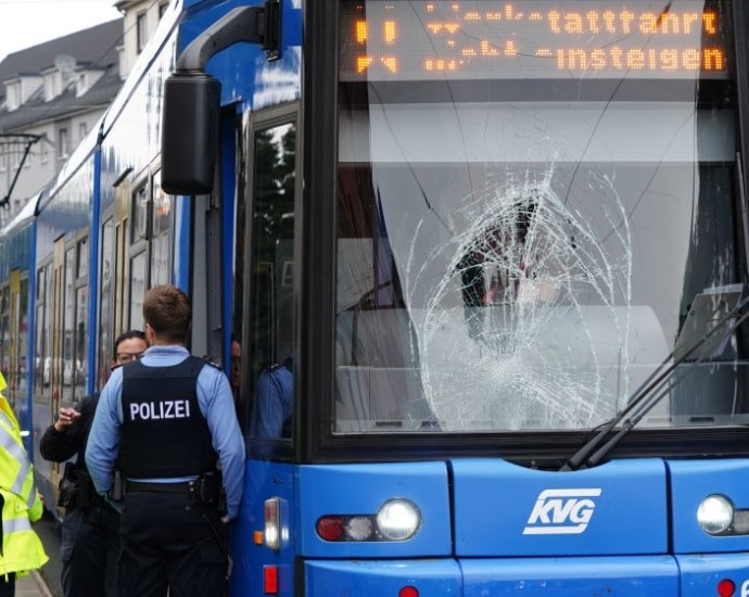 KS: Fahrradfahrer von Straßenbahn erfasst