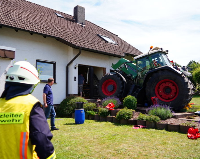 Malsfeld: Traktor kracht in Wohnhaus – Fahrer leicht verletzt