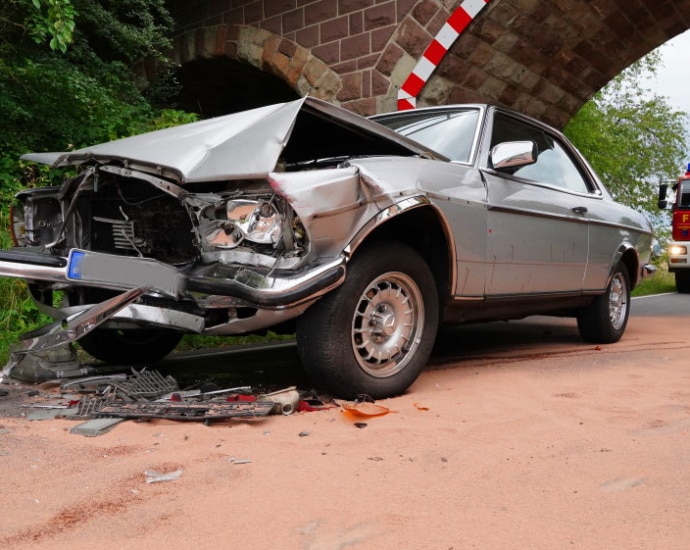 Fahrer flüchtet von der Unfallstelle – Drei Verletzte bei Oberelsungen