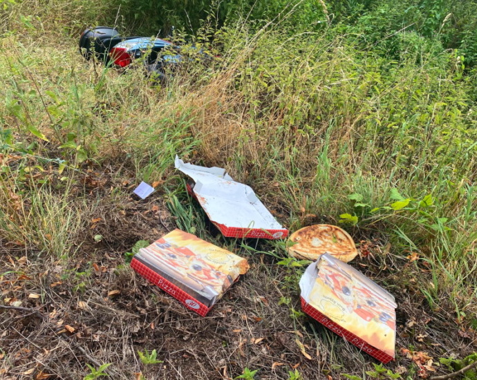 B3: Mann stürzt mit Roller und Pizzen Abhang hinunter