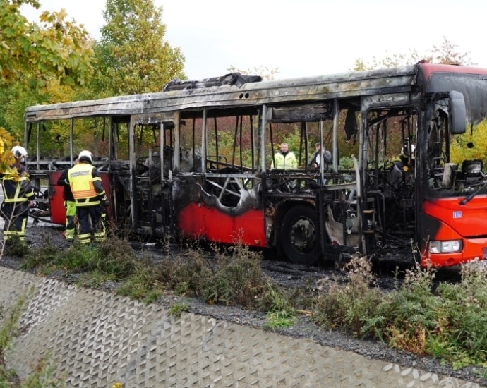 KS: Linienbus brennt in Kassel/ Fuldabrück komplett aus (Video)