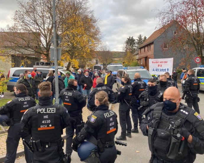 Aufgeheizte Stimmung – A49-Demonstranten treffen aufeinander