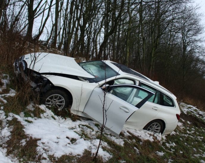 A44: BMW kommt auf regennasser Fahrbahn ab