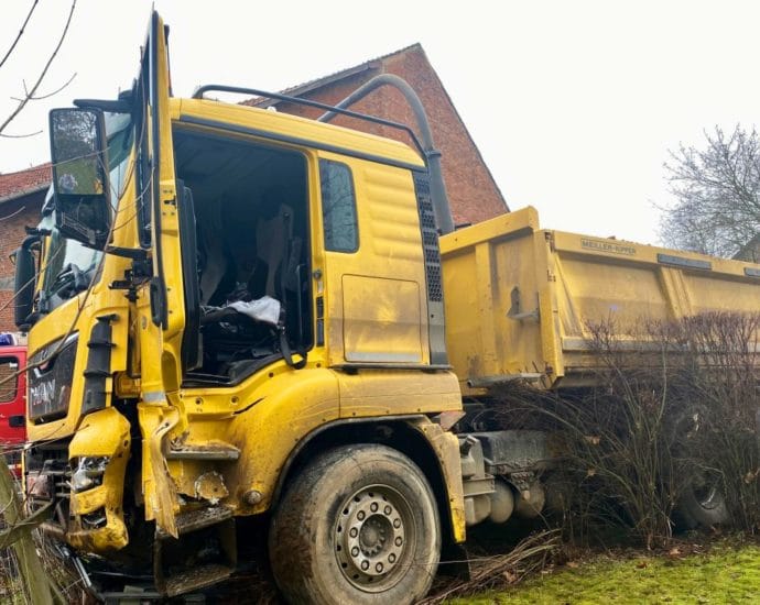 Zusammenstoß zweier LKW in Deute – Fahrer eingeklemmt