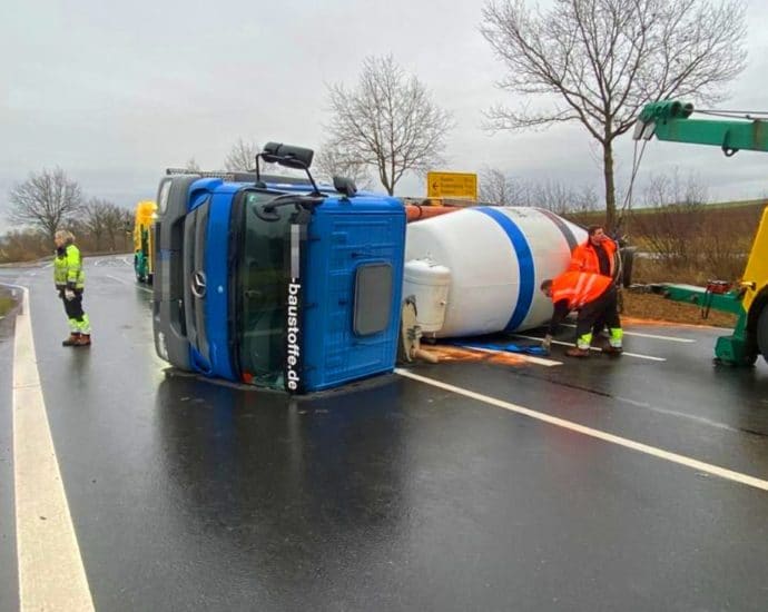 B253: Betonmischer kippt bei Wabern um