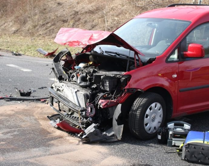 Caddy übersieht LKW – Unfall auf B251 bei Istha