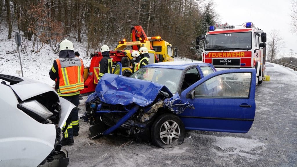 Wintercomeback: Mit Sommerreifen In Den Gegenverkehr – Zwei Verletzte ...