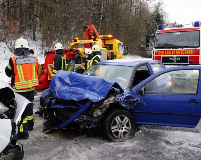 Wintercomeback: Mit Sommerreifen in den Gegenverkehr – Zwei Verletzte auf B7