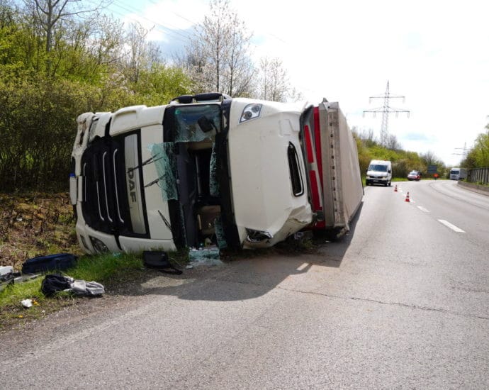 LKW kommt bei Baunatal von der Straße ab