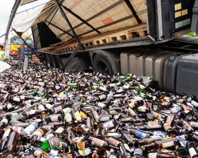 Reifenplatzer: Leergut-LKW auf A44 verunglückt