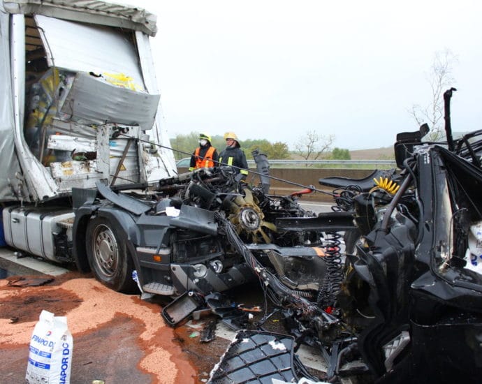 Update: Fahrerhaus reißt bei Unfall auf A44 ab – Fahrer außer Lebensgefahr