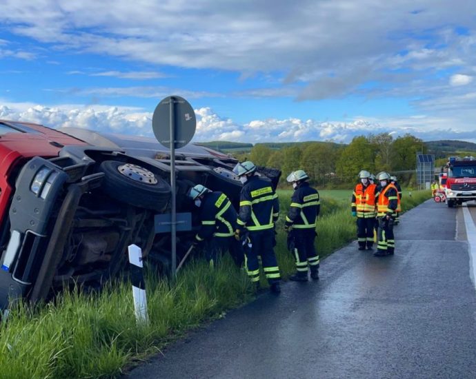 A7: LKW kippt bei Melsungen auf die Seite