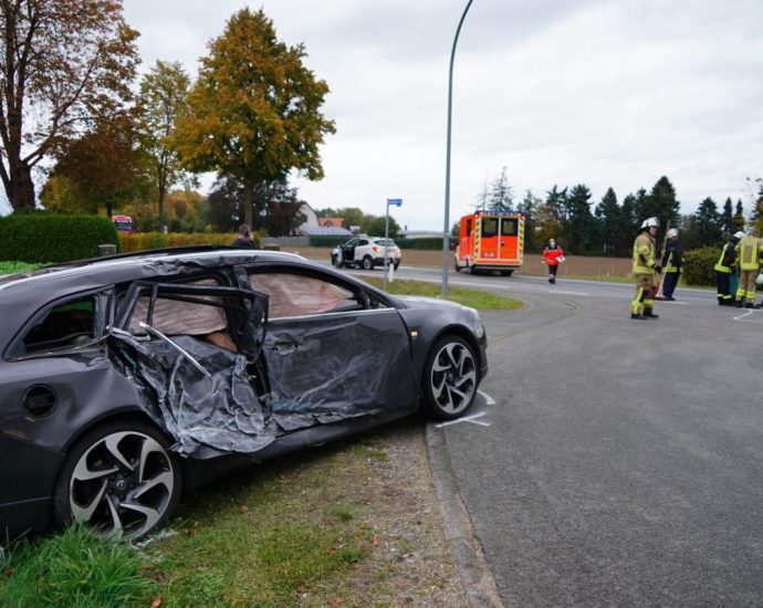 B252: Reisebus kracht in queerstehenden PKW – Fünf Verletzte bei Warburg