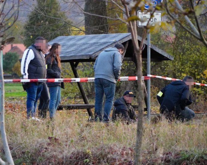 37-jähriger Mann greift Polizisten mit Messer an Schusswaffengebrauch durch Polizeibeamte