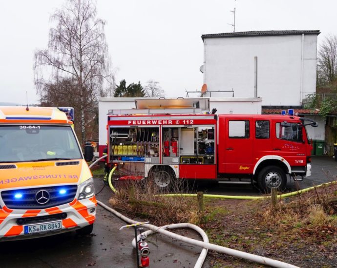 Matratze brannte in Mehrfamilienhaus in Ahnatal