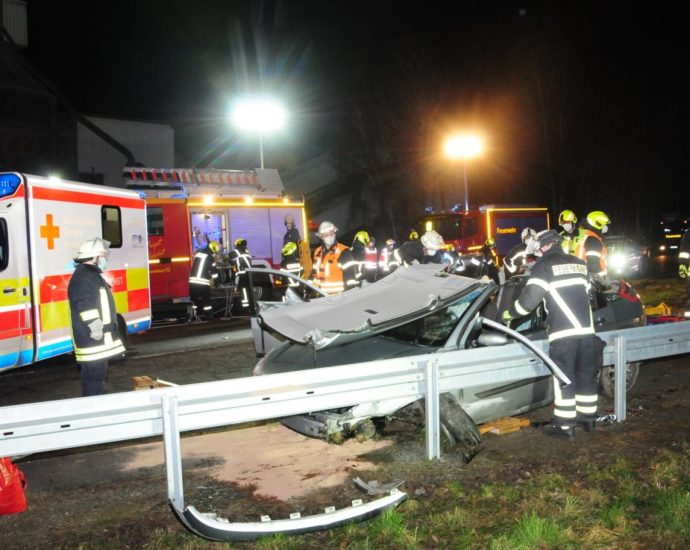 B253: Feuerwehr befreit Verunfallten nach schwerem Alleinunfall