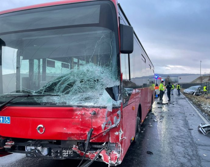 Straßenglätte: PKW kracht in Schulbus – Fünf Verletzte